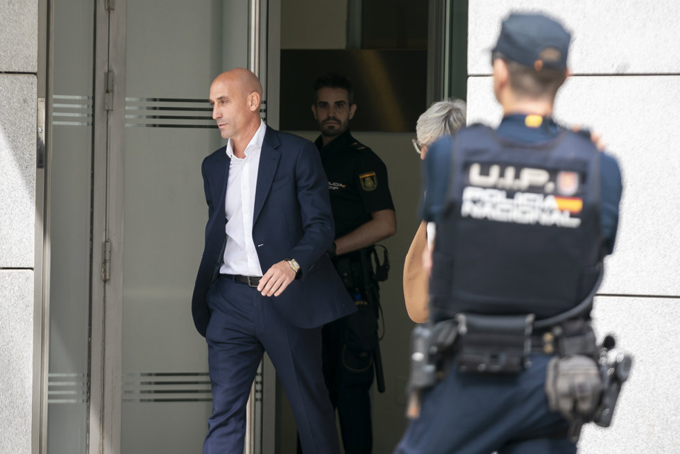 El expresidente de la Real Federación Española de Fútbol (RFEF), Luis Rubiales, sale de declarar de la Audiencia Nacional, a 15 de septiembre de 2023, en Madrid (España). 