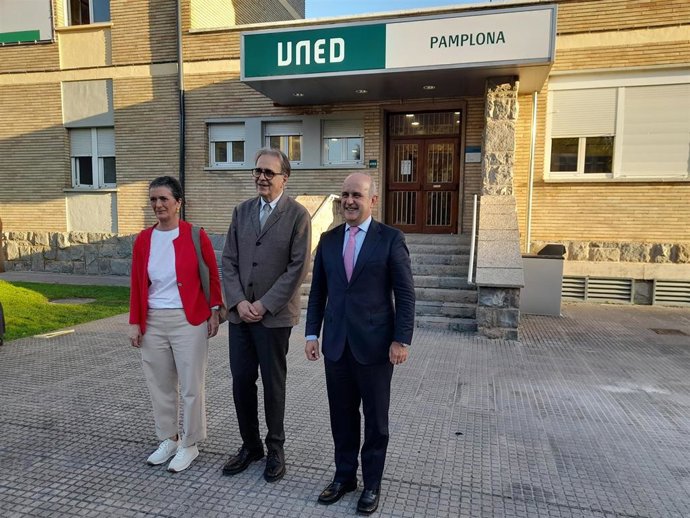 El ministro de Universidades, Joan Subirats, antes de participar en la mesa redonda organizada por UNED Pamplona con motivo del 50 aniversario del centro