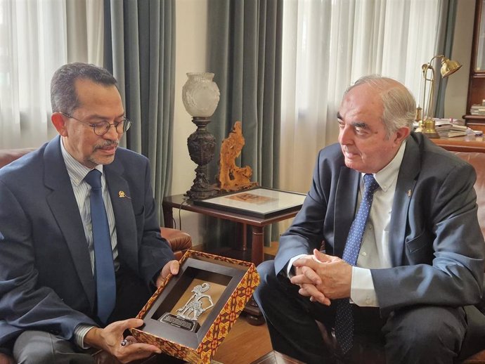 El embajador de Indoesia en Madrid, Muhammad Najib, junto al presidente de la Cámara de Huesca, Manuel Rodríguez.