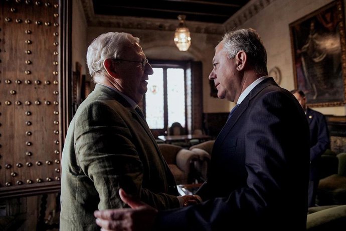 Sanz recibe al presidente del Consejo de Hermandades.