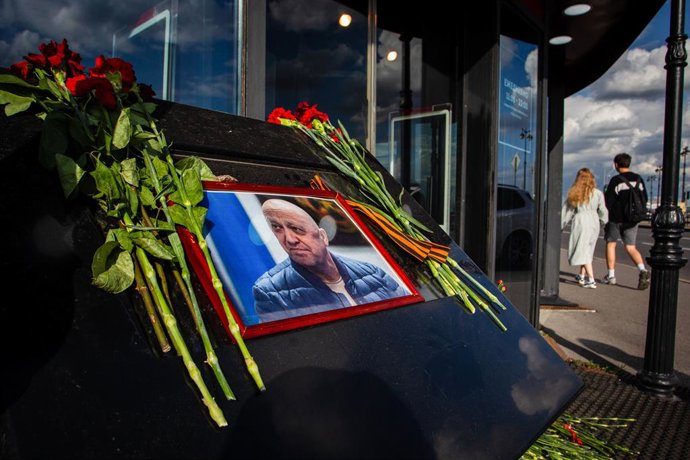 Archivo - August 25, 2023, St. Petersburg, Russia: A portrait of Yevgeny Prigozhin, head of the private military company Wagner, and flowers laid in his memory at a cafe on Universitetskaya Embankment in St. Petersburg, which belongs to him. On Wednesda