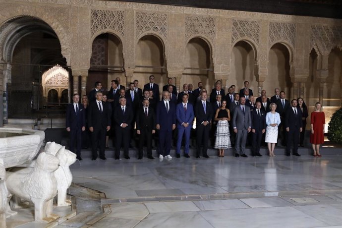 Don Felipe IV y Doña Letízia, presiden la foto de familia  antes de la cena oficial la III Cumbre de la Comunidad Política Europea (CPE) en la Alhambra, a  de octubre del 2023 en Granada (Andalucía, España). 50 jefes de Estado y de Gobierno europeos asi