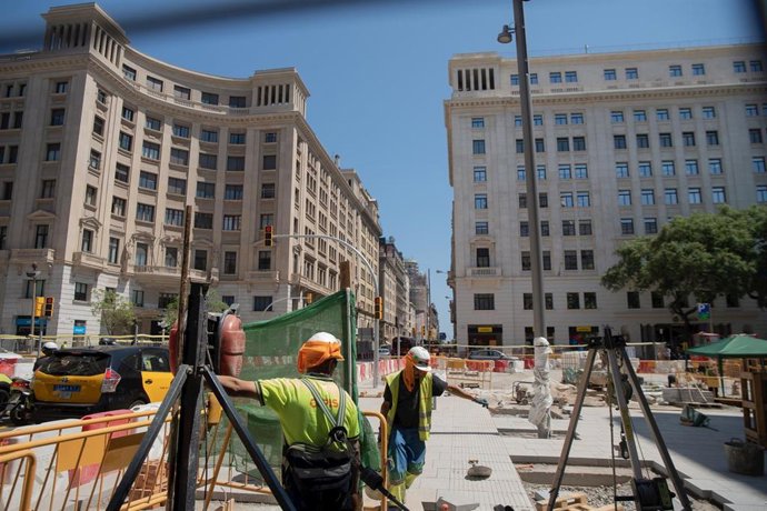 Archivo - Varios operarios durante las obras en Vía Laietana, a 1 de agosto de 2023, en Barcelona, Catalunya (España). 