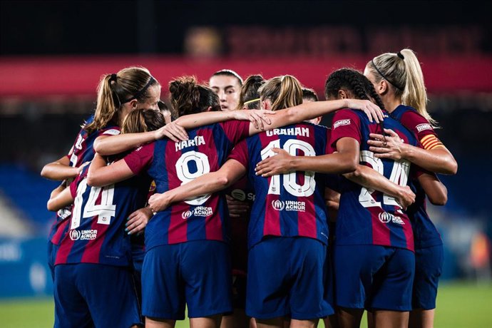 Las jugadoras del FC Barcelona celebran uno de sus goles ante el Valencia en la Liga F 2023-2024