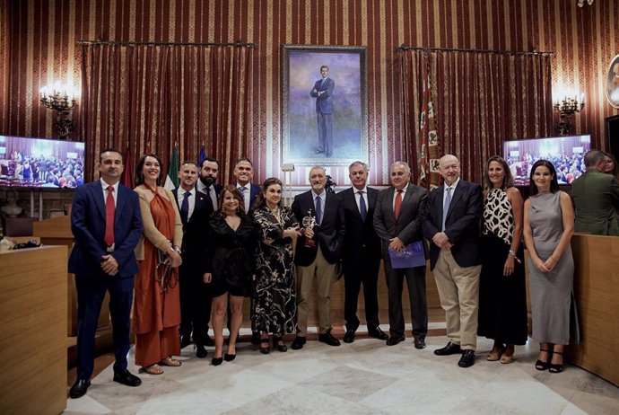 Entrega del premio  Embajador de Sevilla a Arturo Pérez Reverte