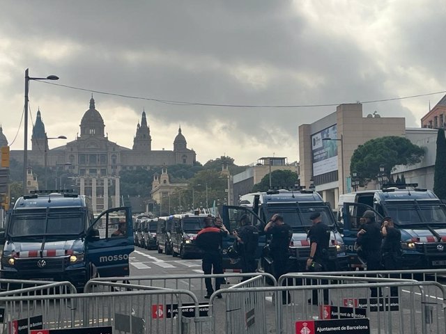 Archivo - Arxivo - Agents de la Brigada Mòbil (Brimo) i de l'Àrea Regional de Recursos Operatius (Arro) dels Mossos d'Esquadra, en la porta de Fira Barcelona.