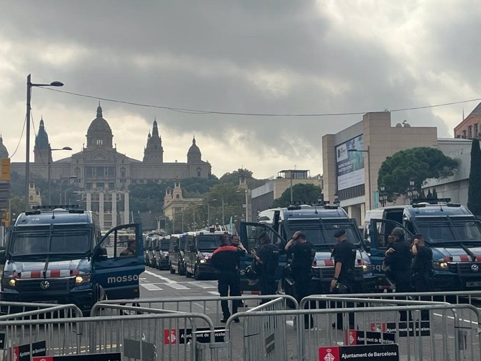 Archivo - Arxivo - Agents de la Brigada Mbil (Brimo) i de l'rea Regional de Recursos Operatius (Arro) dels Mossos d'Esquadra, en la porta de Fira Barcelona.