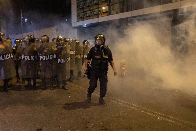 Archivo - Agentes de la Policía antidisturbios durante las protestas contra Dina Boluarte en Perú