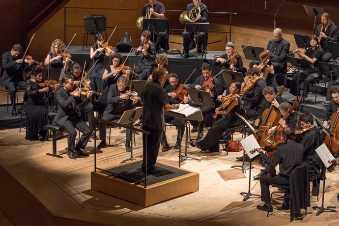 Archivo - El director Jordi Savall con la orquesta Le Concert des Nations.