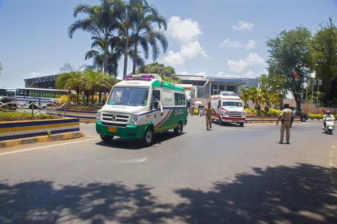 Archivo - Una ambulancia en Bombay, India