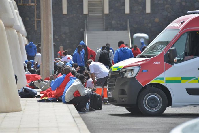 Archivo - Varios inmigrantes son atendidos por los servicios de emergencias, en el Puerto de la Restinga, a 11 de agosto de 2023, en El Pinar de El Hierro, El Hierro, Islas Canarias (España). Una patera con 138 tripulantes ha atracado, por sus propios m