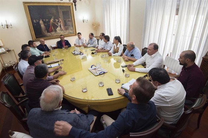 El presidente de la Diputación de Cáceres recibe a una delegación de autoridades latinoamericanas 