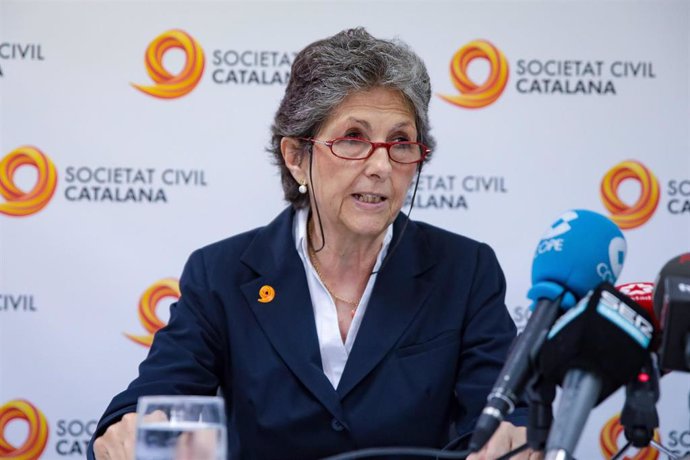 La presidenta de Sociedad Civil Catalana, Elda Mata, durante una rueda de prensa para informar sobre la manifestación del 8 de octubre en Barcelona, a 3 de octubre de 2023, en Barcelona, Catalunya (España). 