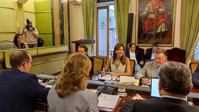La concejala de Economía, Transformación y Políticas Sociales, Leticia González, en el pleno de aprobación de las ordenanzas fiscales de Oviedo.