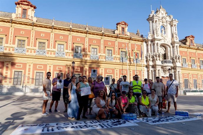 Archivo - Protesta convocada por una plataforma de jóvenes andaluces para exigir a la Junta la ejecución de los pagos de la ayuda del Bono Joven del Alquiler. Imagen de archivo.