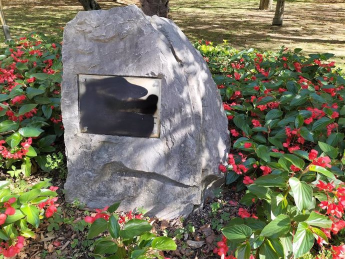 La placa del monolito ha aparecido tachada con pintura negra