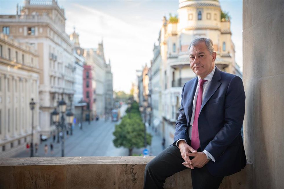 El alcalde de Sevilla, José Luis Sanz, en el balcón de su despacho en el Ayuntamiento en un momento de la entrevista con Europa Press.