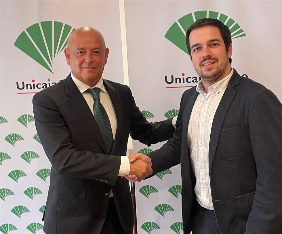 Fernando Ríos (D) junto a Juan Martín (D) tras la renovación del acuerdo de patrocinio del premio de periodismo de la APV.