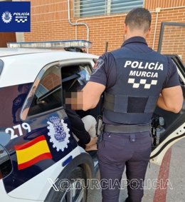 Imagen del detenido, custodiado por la Policía Local