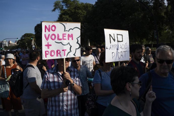Archivo - Un centenar de personas protestan durante la manifestación 'No a l'ampliació del Port', a 16 de junio de 2023, en Valencia, Comunidad Valenciana (España)