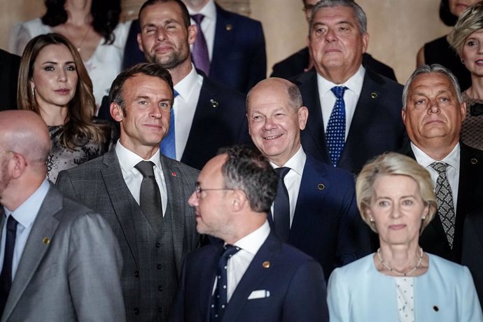05 October 2023, Spain, Granada: German Chancellor Olaf Scholz (3rd R) and French President Emmanuel Macron (2nd L) stand for a family photo at the Alhambra during the European Political Community Summit with other heads of state and government. Photo: 