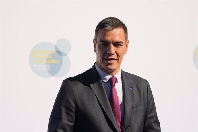 El presidente del Gobierno en funciones, Pedro Sánchez, atiende a los medios a su llegada al Palacio de Congresos de Granada para participar en la cumbre de la Comunidad Política Europea (CPE), a 5 de octubre de 2023, en Granada, Andalucía (España).  