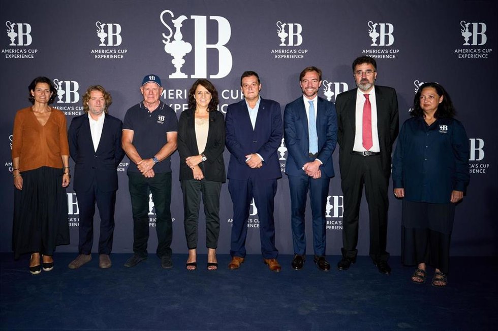 (I-D) Marta Domnech, David Escuder, Grant Dalton, Anna Erra, Víctor Francos, Jaume Sabater, Lluís Salvadó Y Aurora Cat.