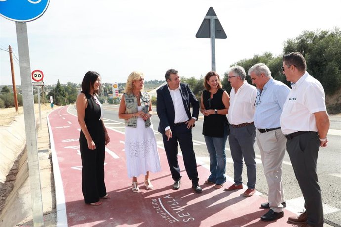 El presidente de la Diputación (3i) visita un tramo del carril bici de Espartinas junto a la alcaldesa de este municipio y otros regidores y diputados.