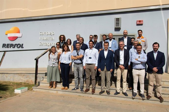 Representantes del sector de la aviación visitan la planta de biocombustibles avanzados de Repsol en Cartagena