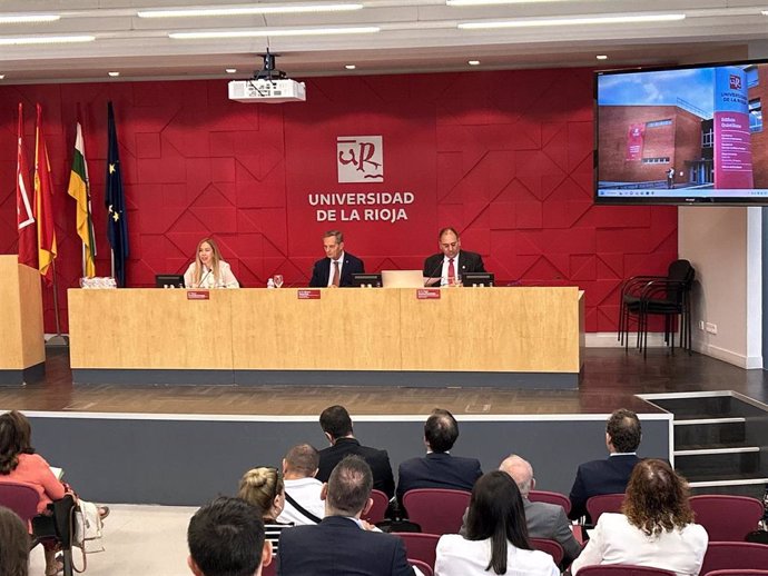 La presidenta del Parlamento interviene en la apertura del Congreso sobre 'La persona y el derecho civil'