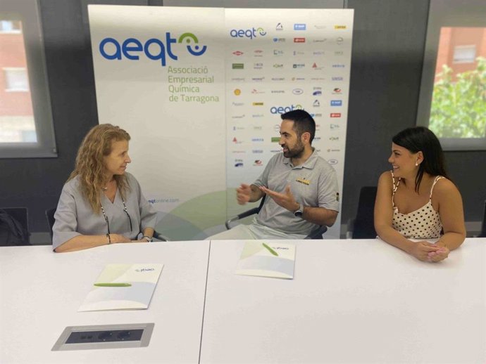 La directora gerente de la AEQT, Maria Mas, junto a representantes de Klüber Lubrication.