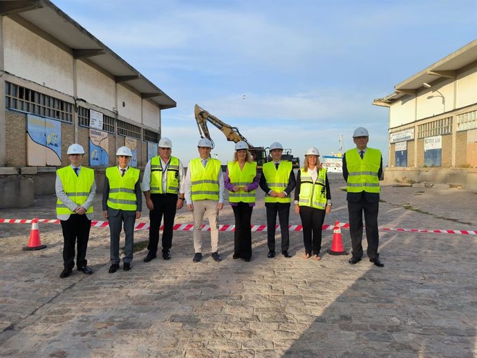 El Puerto inicia la última fase de demolición de las antiguas naves en el Muelle de Levante.