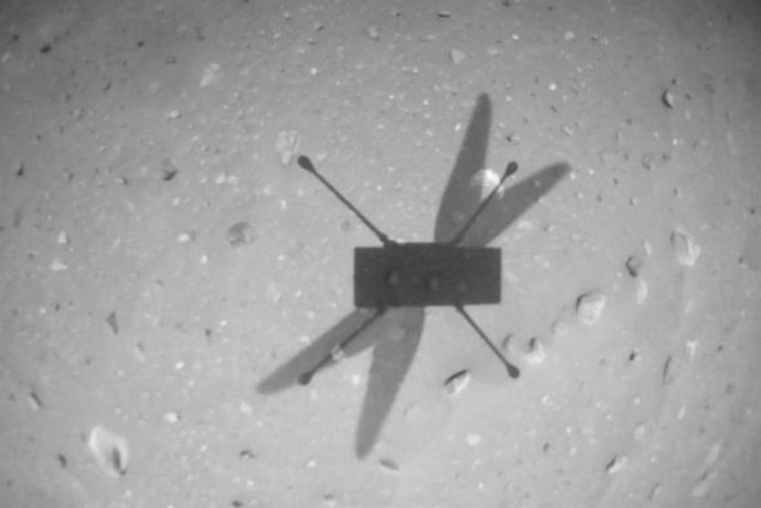 Sombra de Ingenuity proyectada en vuelo sobre la superficie de Marte