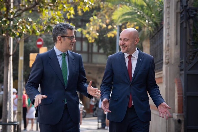 El ministro de la Presidencia en funciones, Félix Bolaños (i), se reúne con el delegado del Gobierno en Catalunya, Carlos Prieto (d), en la sede de la Delegación