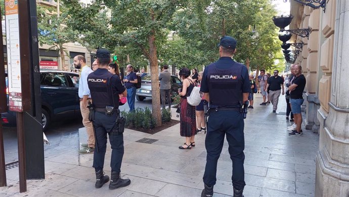 Dispositivo de seguridad con agentes de la Policía Nacional para la llegada de los acompañantes a La Madraza