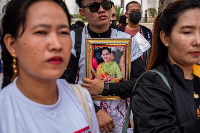 September 24, 2023, Bangkok, Thailand: A protester holds portrait of Aung San Suu Kyi during the demonstration in front of the United Nations building in Bangkok. Burmese workers in Thailand gathered in front of the United Nations building to protest agai