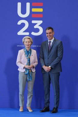 El presidente del Gobierno en funciones, Pedro Sánchez,que actúa como anfitrión, saluda a la presidenta de la Comisión Europea, Ursula von der Leyen.