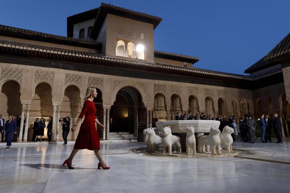 La primera ministra de Estonia, Kaja Kallas, antes de la cena oficial de la III Cumbre de la Comunidad Política Europea (CPE) en la Alhambra, este pasado jueves