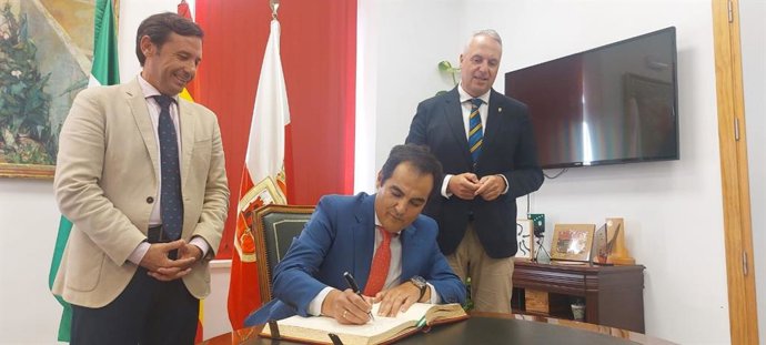 El consejero de Justicia, José Antonio Nieto, ha visitado el Ayuntamiento de San Roque
