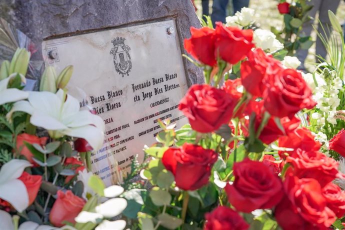 Archivo - Ofrenda floral en recuerdo a Fernando Buesa y Jorge Díez en el XXII aniversario de su asesinato por parte de ETA, en los Jardines de la Libertad, a 22 de febrero de 2022, en Vitoria-Gasteiz