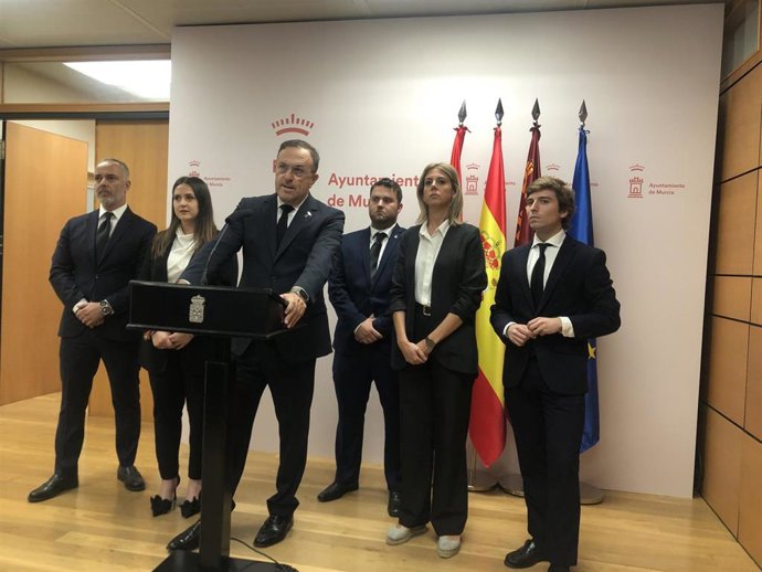 El portavoz del Grupo Municipal VOX en el Ayuntamiento de Murcia, Luis Gestoso, con el resto de su equipo