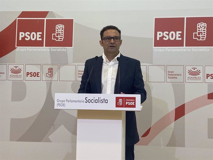 El secretario general del Grupo Parlamentario Socialista, Jorge Amado, comparece en rueda de prensa