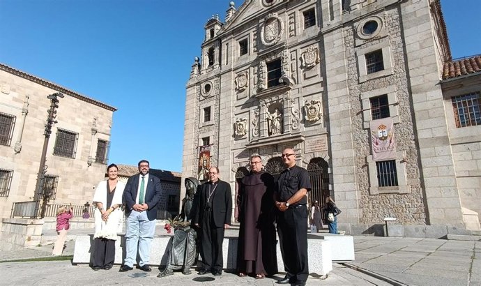El obispo de Ávila, Jesús Rico García, y el alcalde de la ciudad, Jesús Manuel Sánchez Cabrera, a las puertas de la basílica.