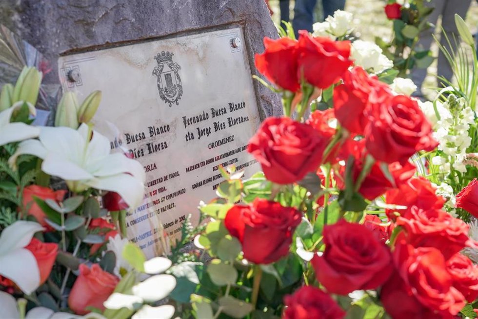 Archivo - Ofrenda floral en recuerdo a Fernando Buesa y Jorge Díez en el XXII aniversario de su asesinato por parte de ETA, en los Jardines de la Libertad, a 22 de febrero de 2022, en Vitoria-Gasteiz