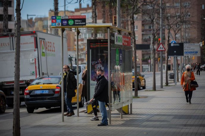 Archivo - Parada de bus de Barcelona, a 17 de febrero de 2022, en Barcelona, Cataluña, (España). 