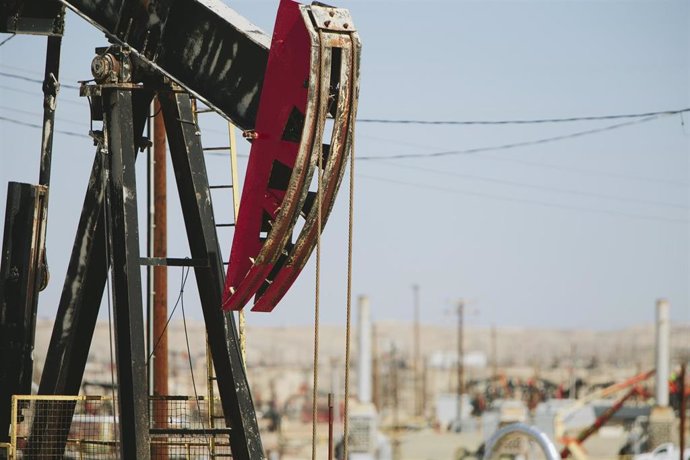 Un campo de extracción de petróleo en Bakersfield, en California.