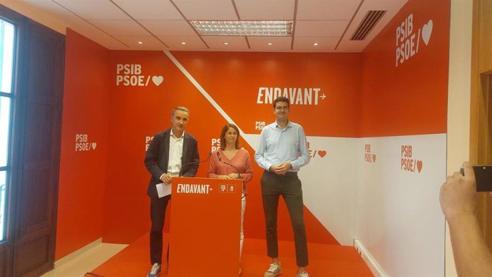 De izquierda a derecha, el senador del PSOE Pere Joan Pons y los diputados Milena Herrera y Pepe Mercadal.