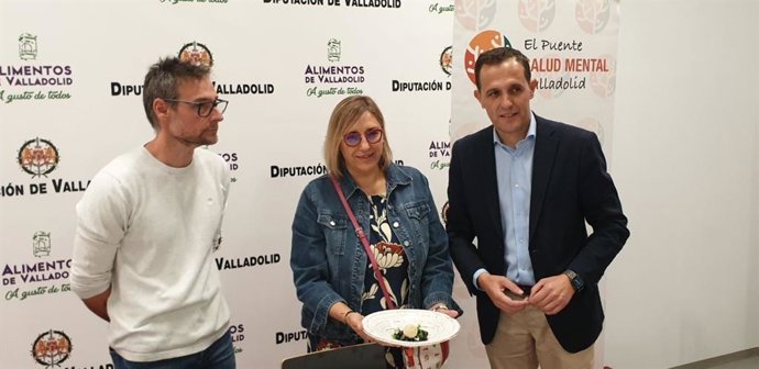 El chef Estrella Michelín Miguel Ángel de la Cruz; la presidenta de la Asociación El Puente Salud Mental, Raquel Barbero, y el presidente de la Diputación de Valladolid, Conrado Íscar, durante la presentación de el 'Poster por la salud mental'