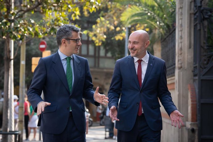 El ministro de la Presidencia, Relaciones con las Cortes y Memoria Democrática en funciones, Félix Bolaños (i), se reúne con el delegado del Gobierno en Cataluña, Carlos Prieto (d), en la sede de la Delegación, a 6 de octubre de 2023, en Barcelona, Cata