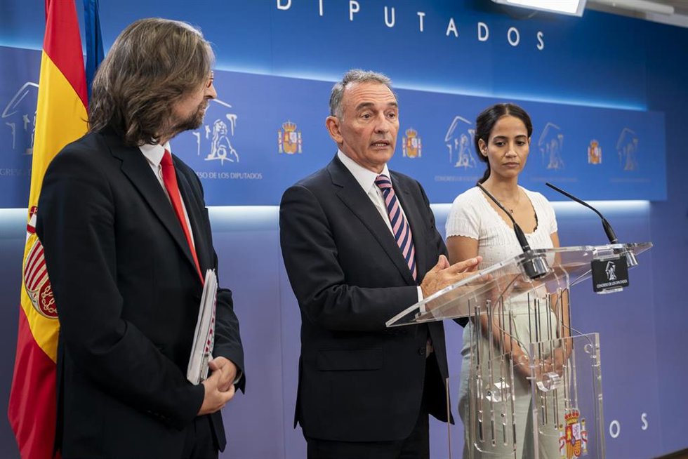 El portavoz de Izquierda Unida en el Congreso y diputado de Sumar, Enrique Santiago (c), y los diputados de Sumar Francisco Sierra (i) y Tesh Sidi (d), ofrecen una rueda de prensa en el Congreso de los Diputados, a 6 de octubre de 2023, en Madrid (Españ